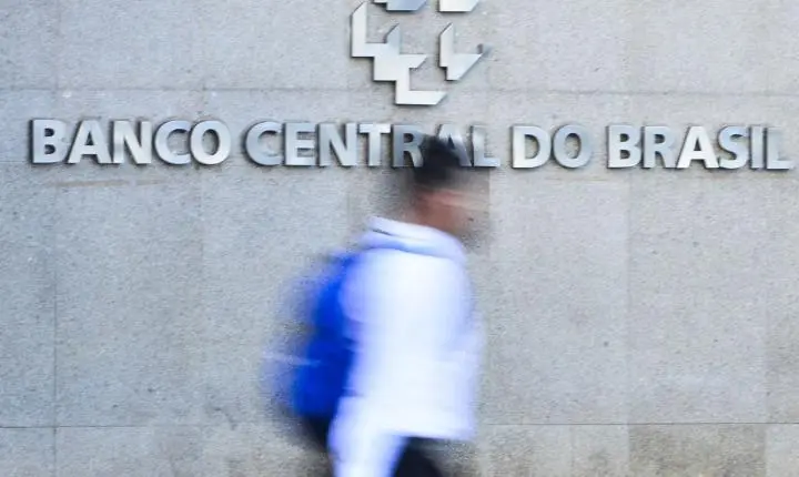 Juros elevados mantêm pressão sobre endividamento das famílias