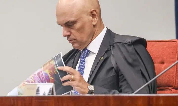 Moraes dá 24 horas para Bolsonaro explicar arma apreendida em blitz