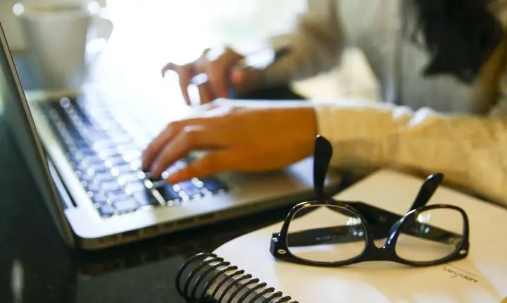 ONU Mulheres revela avanço da violência online contra jornalistas