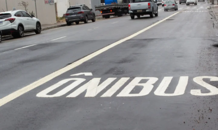 São José reforça sinalização da faixa exclusiva para ônibus na Avenida Presidente Kennedy e alerta motoristas